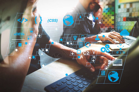 與一個人和公文包起從事技術業務進入硅谷或數字市場的一個二元代碼網絡公司在高技術服務器管理的虛擬云中出售計算機電子產品和數據存儲